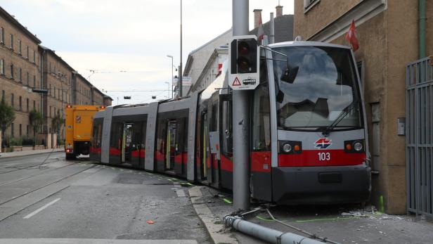 Entgleiste Straßenbahn Linie 62 in Wien-Meidling