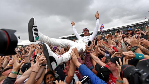 Lewis Hamilton genoss nach seinem Sieg das Bad in der Menge