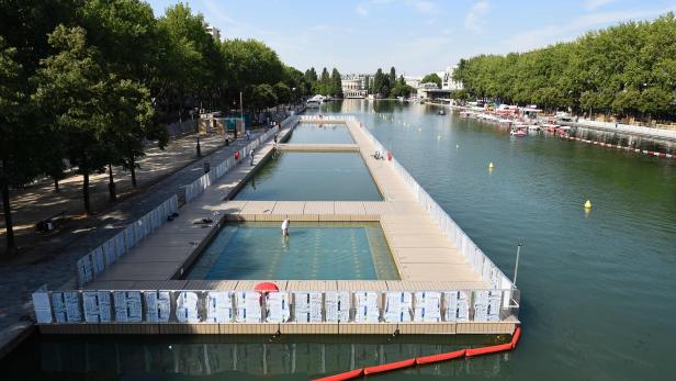 Ein Schwimmbad auf dem Canal Saint-Martin in Paris.