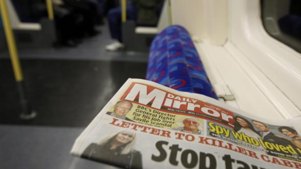 BRITAIN MEDIA Das britische Boulevardblatt „Daily Mirror“ wird an vier Personen Schadenersatz zahlen