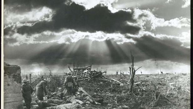 Frank Hurley fügte dem Kriegsschauplatz dramatische Sonnenstrahlen hinzu