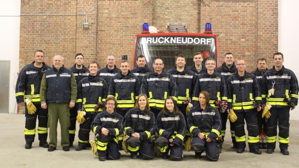 Die stolze Feuerwehr der Gemeinde Bruckneudorf, ganz links Bgm. Dreiszker, ganz rechts Kommandant Kampel