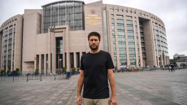 Ein Mann steht vor dem Istanbuler Justizpalast.