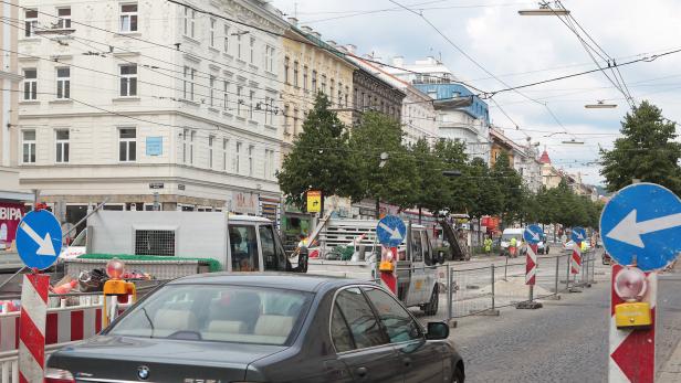 Wien: Mutter mit Kinderwagen von Pkw erfasst