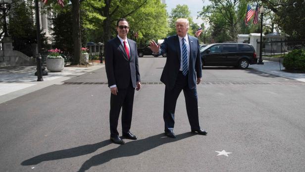 Trump mit seinem Finanzminister Mnuchin