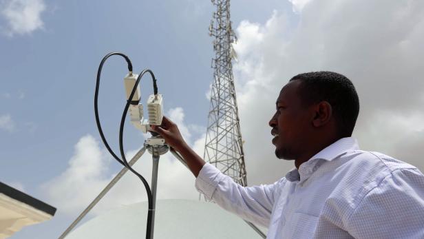 Ein somalischer Techniker checkt eine Satelitenanlage in Mogadishu