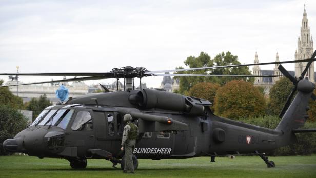 LANDUNG EINES BLACK-HAWK-HUBSCHRAUBERS ANL. LEISTU Die traditionelle Leistungsschau des Bundesheers zum Nationalfeiertag wird angesichts des Spardrucks heuer reduziert stattfinden. Man informiere aber in einem "ausreichenden Umfang" über die Leistungsfähigkeit des Heers, betonte der Wiener Militärkommandant Kurt Wagner am Montag bei einem Pressegespräch. Die vier Hubschrauber, die zu besichtigen sind, sind bereits am Heldenplatz gelandet.