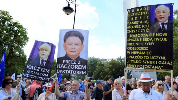 Polnische Demonstranten vergleichen Jaroslaw Kaczyński mit Nordkoreas Diktator Kim Jong-un.