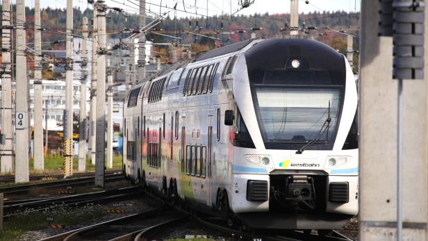 Ein doppelstöckiger Westbahn-Zug auf einer Bahnstrecke.