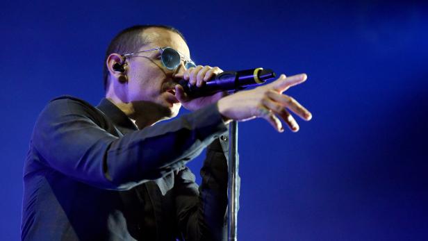 Sänger Chester Bennington von der Musik-Gruppe Linkin Park auf der Bühne