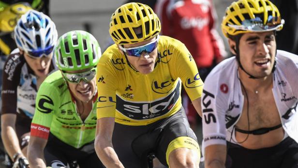 Christopher Froome (Mitte) steht vor dem Sieg