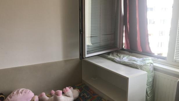 Der Zweijährige kletterte von diesem Bett auf das Fensterbrett und stürzte in die Tiefe