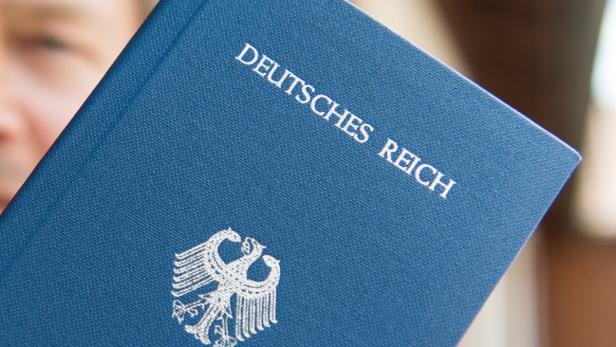 Ein Reichsbürger mit seinem &quot;Deutsches Reich Reisepass&quot; (Archivfoto)