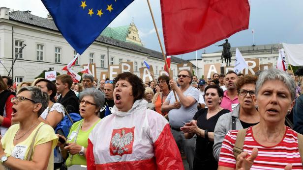 In der Hauptstadt Warschau und anderen polnischen Städten fanden am Sonntag Kundgebungen gegen die Justizreform statt.