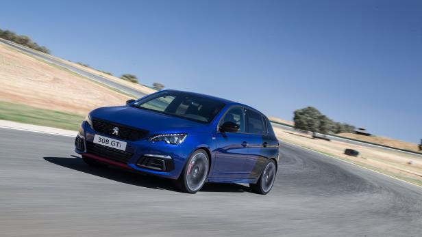 Ein blauer Peugeot 308 GTi fährt auf einer Rennstrecke.