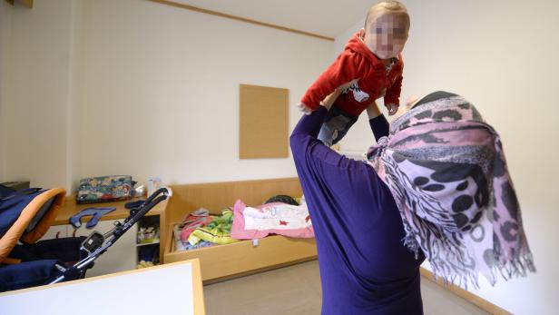 Eine junge Frau aus Palästina mit ihrem Baby im Asyl-Übergangsquartier in Wien-Erdberg.