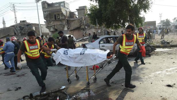 Rettungskräfte in Lahore