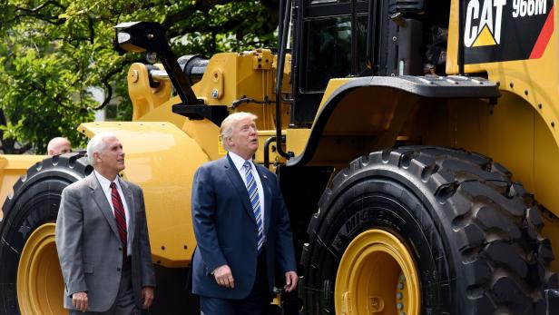 Trump und Pence bei einer Caterpillar-Maschine während der &quot;Made in America&quot;-Woche.