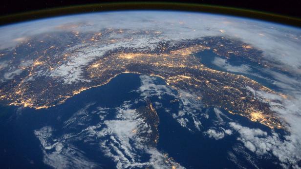 Nachtsicht auf Italien und die Alpen aus dem Weltraum.