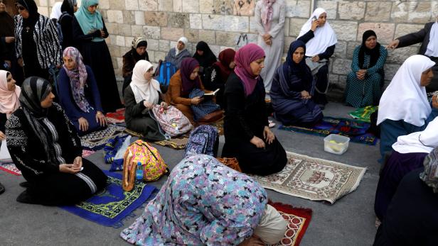 Palästinenserinnen beten aus Protest außerhalb des Tempelberg-Areals