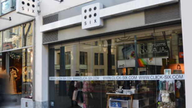 Ein SIX-Laden mit Glasfront und dem SIX-Logo über dem Eingang.