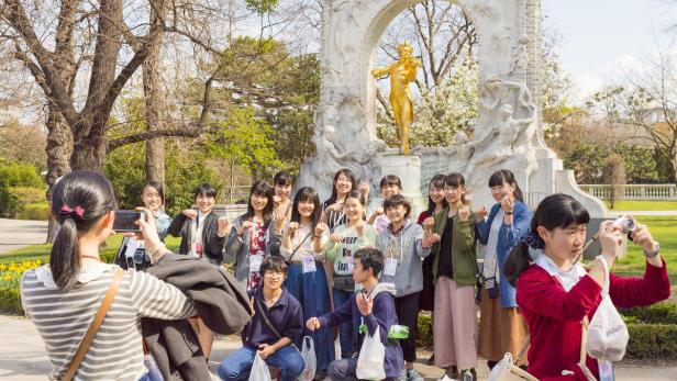 Frühling 2017: Touristen aus Asien besichtigen den Wiener Stadtpark.