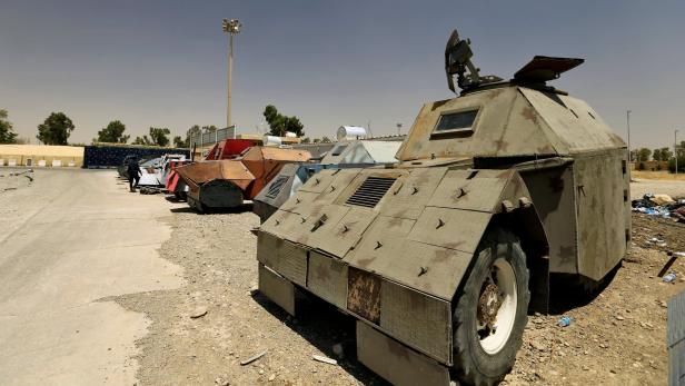 Wie kommen diese furchteinflößenden Fahrzeuge, die einem Endzeit-Thriller wie &quot;Mad Max&quot; entsprungen sein könnten, in die irakische Metropole Mossul?