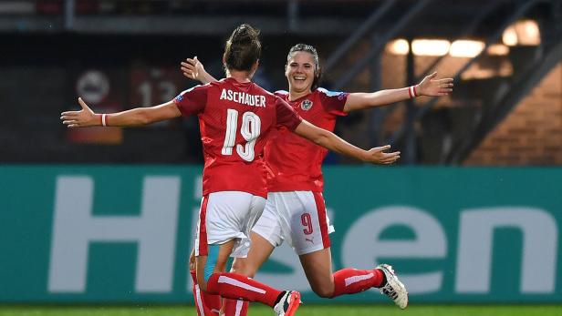 Mit zwei Treffern brachte Sarah Zadrazil (re.) Österreich in Führung.