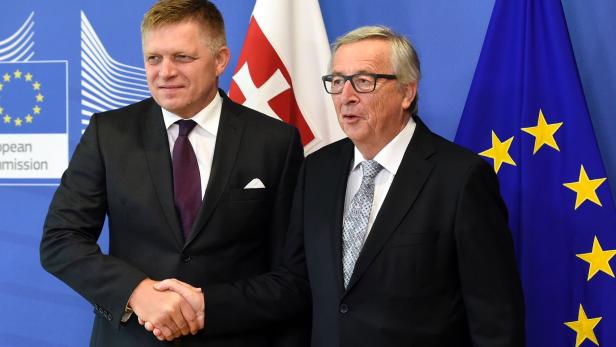 Slowakischer Premier Robert Fico und EU-Kommissionspräsident Jean-Claude Juncker