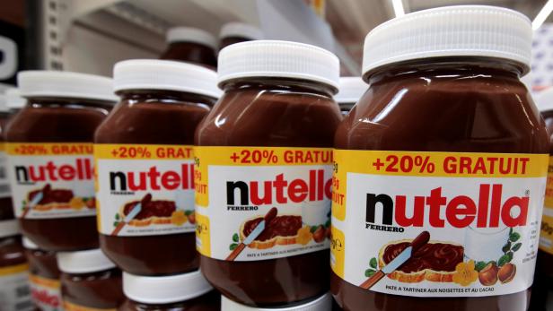 Mehrere Gläser Nutella stehen in einem Regal zum Verkauf.
