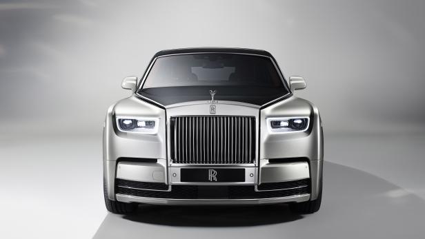 Ein silberner Rolls-Royce, frontal aufgenommen, vor einem neutralen Hintergrund.