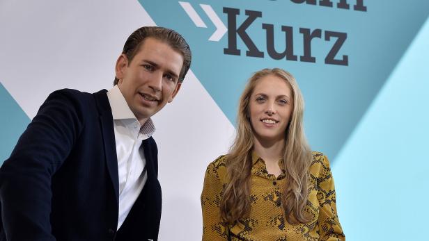 Sebastian Kurz mit Kira Grünberg bei der Präsentation am Sportzentrum Marswiese