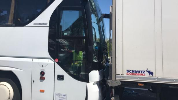 Ein Reisebus aus Kroatien prallte gegen das Heck eines Lastwagens.