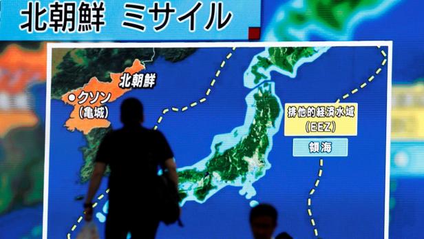 Japaner verfolgen die beunruhigenden Nachrichten aus Nordkorea.