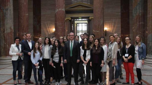 Gruppenbild: 5e des AKG Salzburg - samt 2. Nationalratspräsidenten und Abgeordnete von fün Fraktionen