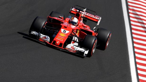 Vettel führte einen knappen Ferrari-Doppelsieg an.