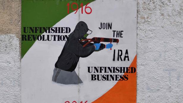 Ein Wandgemälde zeigt eine Person mit Waffe und die Aufschrift „Join the IRA“.