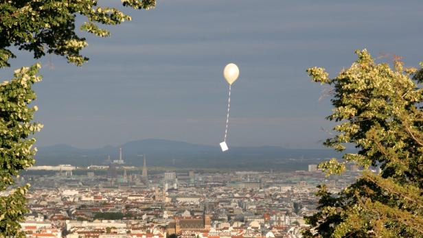 Ein Luftballon mit Briefumschlag in der Luft