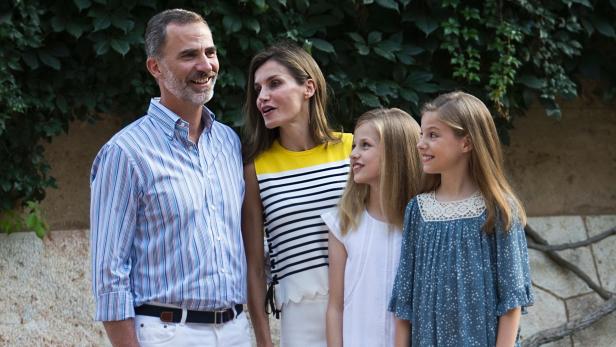 Es hat schon Tradition: Die spanische Königsfamilie zeigt sich in ihrer Urlaubsdestination Mallorca ganz offiziell den Fotografen, um dann möglichst ungestört ein paar ruhige Tage verbringen zu können.
