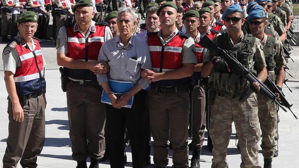 Auf dem Weg zum Gericht: Der frühere 4-Sterne-General Akin Öztürk, einer von fast 500 Angeklagten, die für den Putschversuch 2015 verantwortlich sein sollen.