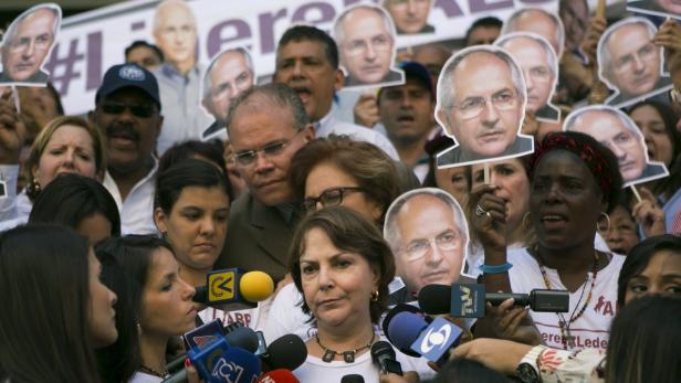 Mitzy de Ledezma (Mitte) protestiert gegen die Inhaftierung ihres Mannes