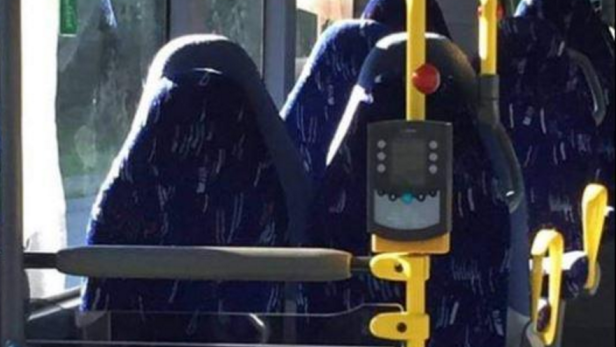 Migrations-Gegner verwechseln Bussitze mit Frauen in Burkas