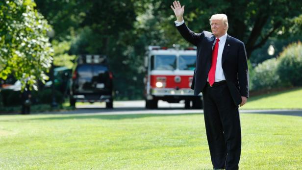 Donald Trump auf dem akkurat gestutzen Rasen vor dem Weißen Haus.