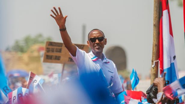 Rwandan President Paul Kagame of the ruling Rwandan Patriotic Front (RPF) waves to his supporters during his final campaign rally in Kigali, Rwanda August 2, 2017. REUTERS/Jean Bizimana