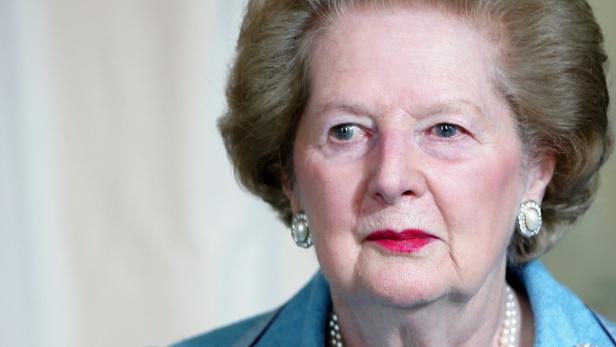 Britain&#039;s former Prime Minister Margaret Thatcher arrives for the unveiling of her new portrait by artist Benjamin Shine at the Dorchester Hotel in London August 1, 2006. The piece is made of iron and silk chiffon in reference to her nickname &quot;The Iron lady&quot;. REUTERS/Luke MacGregor (BRITAIN)