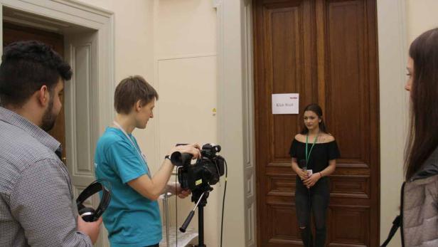 Nicht alle Schülerinnen und Schüler schlüpften in die Rolle von Abgeordneten, einige machten auch Medien: Hier ein Filmteam