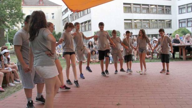 Den Auftakt bei der Talente-Show machte eine Gruppe aus Mazedonien mit einem Volks-Rundtanz
