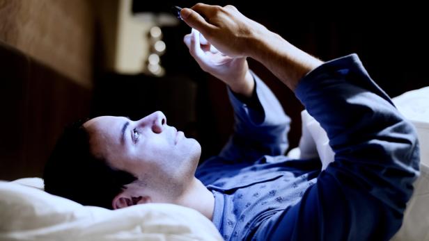 Hindern uns Smartphones am Einschlafen?