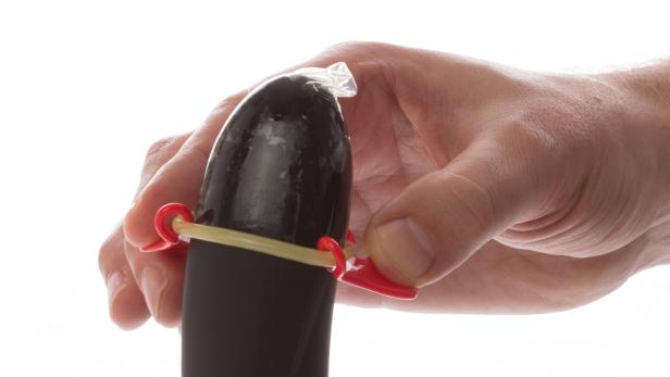 Flügelkondom Zwei kleine Flügel aus Plastik sorgen dafür, dass sich das Kondom der Firma automatisch entfaltet, nicht verdreht und voll entrollt. Ein Stück kostet etwa einen Euro. Nicht vergessen: Nach dem Anlegen des Spezialkondoms werden die Flügel wieder entfernt. Nicht, dass es noch davonfliegt.