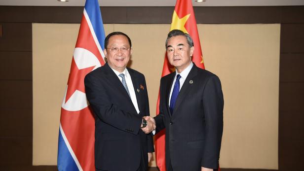 Chinas Außenminister Wang Yi und Ri Yong Ho, nordkoreanischer Kollege